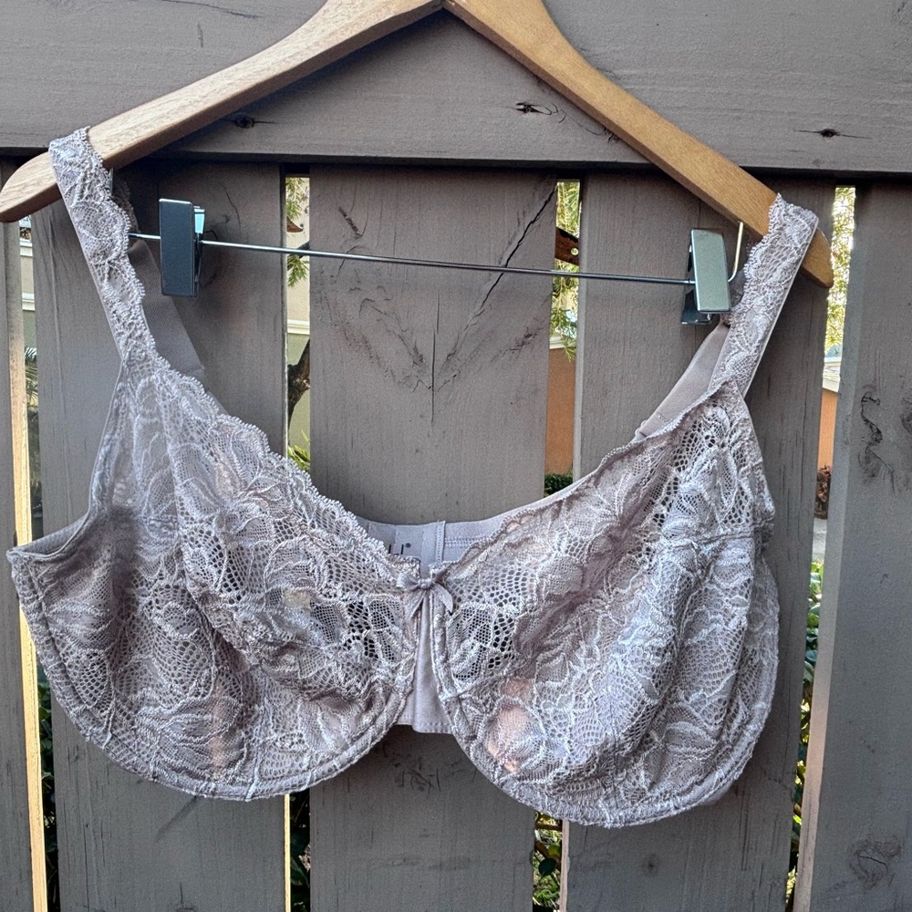 💕LIKE NEW💕 Elegant Lace Underwire Bra - Lilac